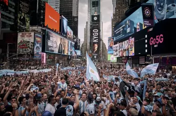 Dos mil hinchas argentinos coparon la Gran Manzana y explotó el Times Square
