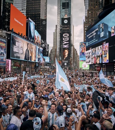 Banderazo en Times Square.