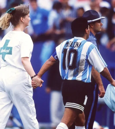 Icónica imagen de Maradona con la enfermera.