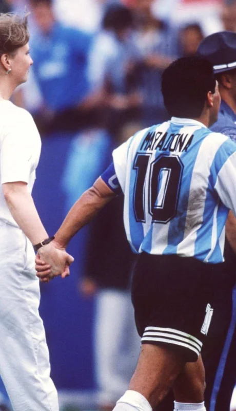 Icónica imagen de Maradona con la enfermera.