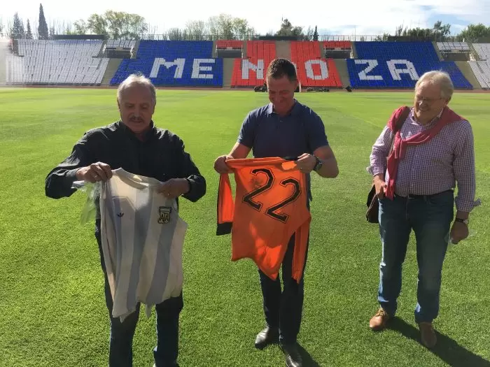 El argentino Leopoldo Luque y los neerlandeses Jan Brandts y Arie Haan en un reencuentro en Mendoza en 2018