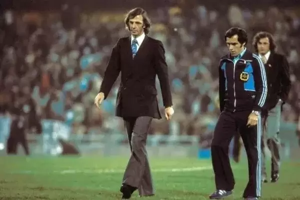 El Flaco Menotti, conductor de aquel equipo