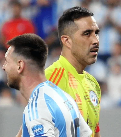 Claudio Bravo y Leo Messi. El arquero fue figura.