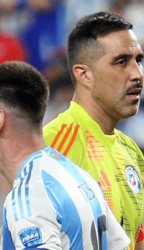 Claudio Bravo y Leo Messi. El arquero fue figura.
