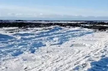 El motivo por el cual se congelaron las olas del mar en Tierra del Fuego