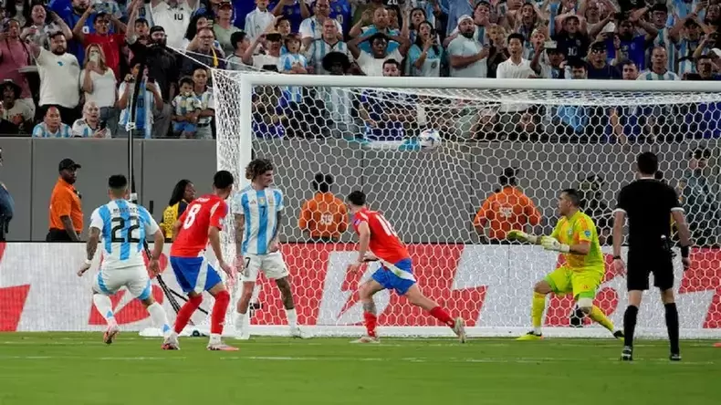 El impacto de Lautaro que le rompió el arco al experimentado Claudio Bravo