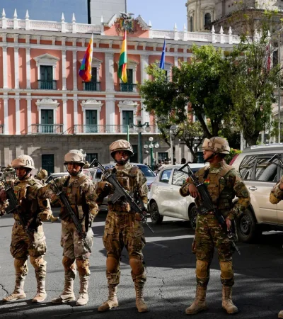 Militares controlan el ingreso del Palacio Quemado