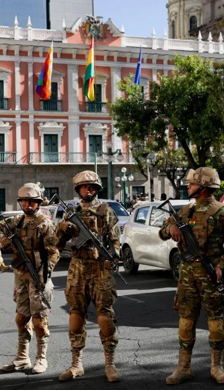 Militares controlan el ingreso del Palacio Quemado