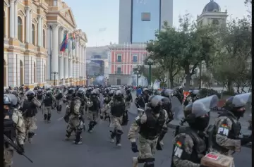 Fuerzas militares abandonan el centro de La Paz rumbo a sus cuarteles