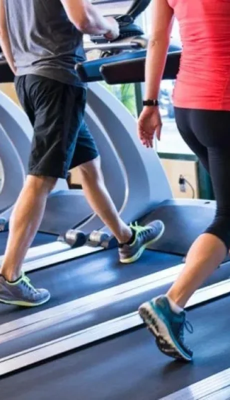 Paso en falso fatal: tropezó en la cinta caminadora y murió al caer al vacío