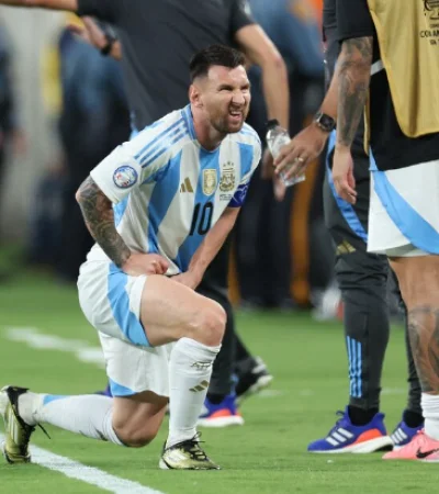 El momento que preocupó a todos, con Messo elongando el aductor.