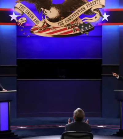 Trump y Biden durante un debate en Cleveland el 30 de septiembre de 2020 (EFE/Jim Lo Scalzo)