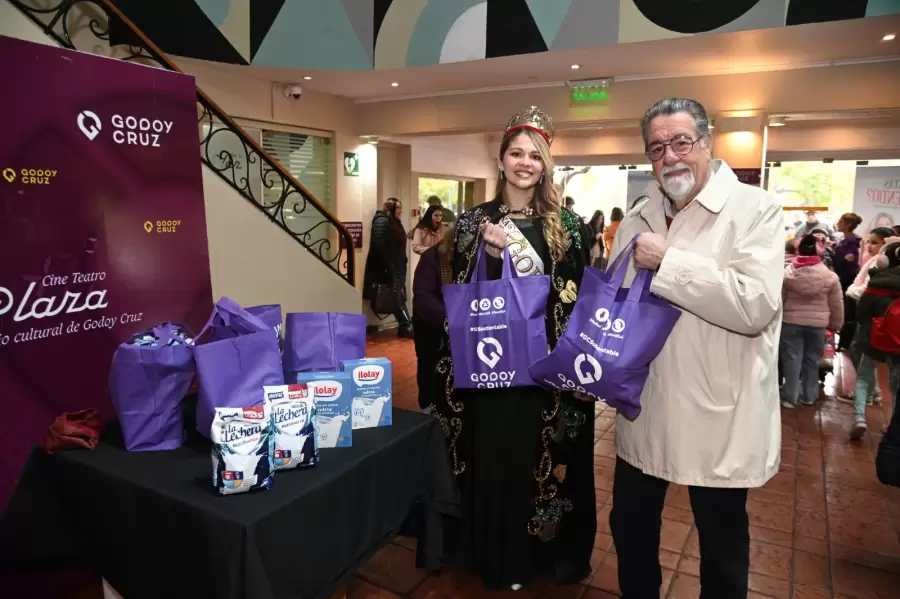 Karen Rubini , reina de Godoy Cruz junto a Domingo Godoy, presidente del centro CONIN Lujan de Cuyo.