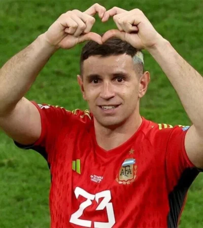 Dibu Martínez quiere pero no puede