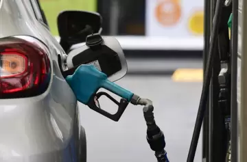 Servicios "pisados", pero llega un nuevo aumento de las naftas y el gasoil