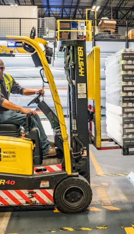 El aguinaldo consiste en el pago de un salario extra anual, dividido en dos partes.