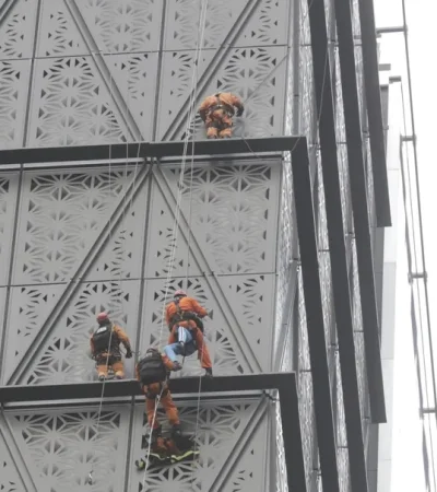 Marcin Banot escalando un edificio en Puerto Madero