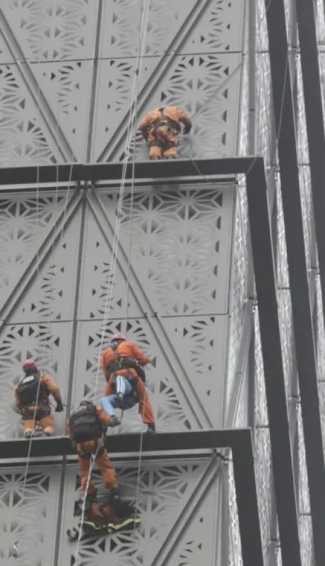 Marcin Banot escalando un edificio en Puerto Madero
