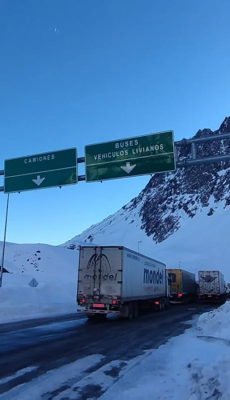Camiones pasando a Chile/