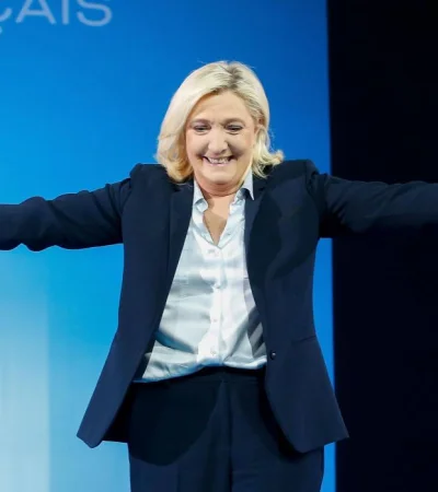 Marine Le Pen directora del partido Agrupación Nacional/