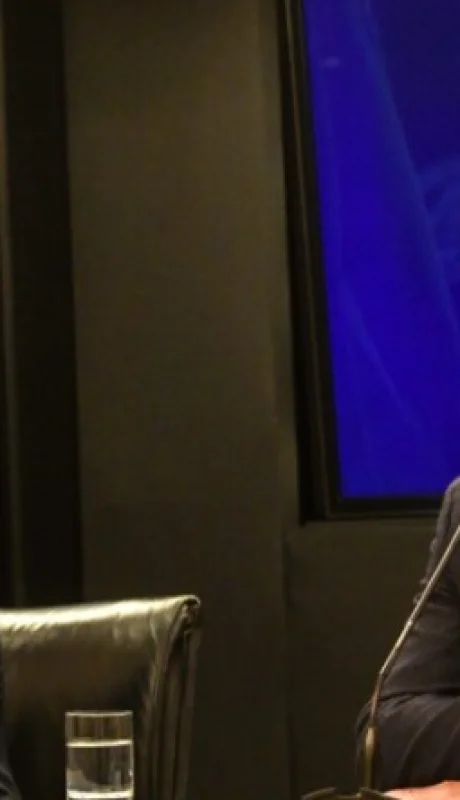 Luis Caputo y Santiago Bausili anunciando la "segunda etapa" del plan económico.