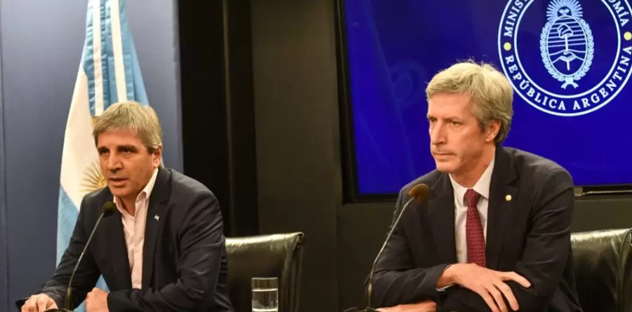 El ministro de Economía, Luis Caputo, y el presidente del Banco Central, Santiago Bausili, anunciando la "segunda etapa" del plan económico.