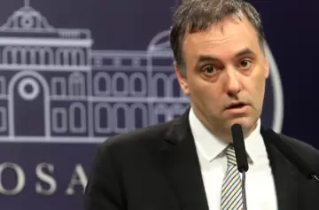 Sobre el anuncio de Adorni por los extranjeros: "Fulbito para la tribuna"