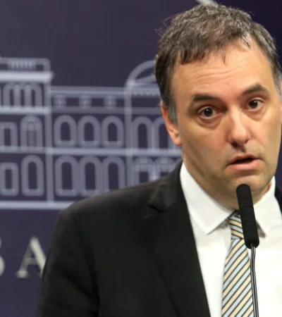 Manuel Adorni llamó la atención de la población con posibles cambios en el régimen migratorio argentino.