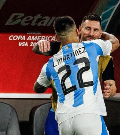 Lautaro y Leo en el festejo del primer gol ante Perú