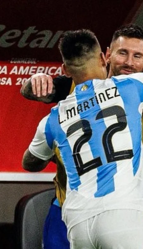 Lautaro y Leo en el festejo del primer gol ante Perú