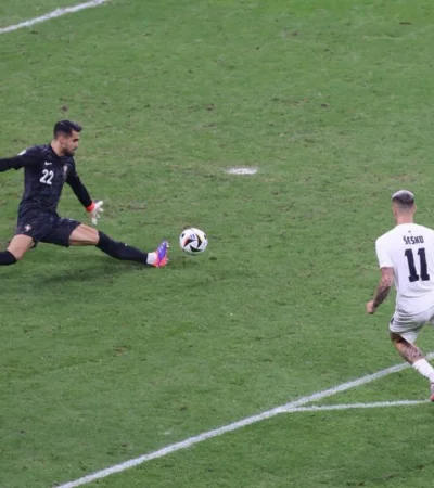 La tapada crucial de Diogo Costa a Benjamin Sesko