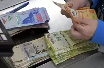 El Gobierno piensa en un cóctel energizante para que el peso argentino agarre pista