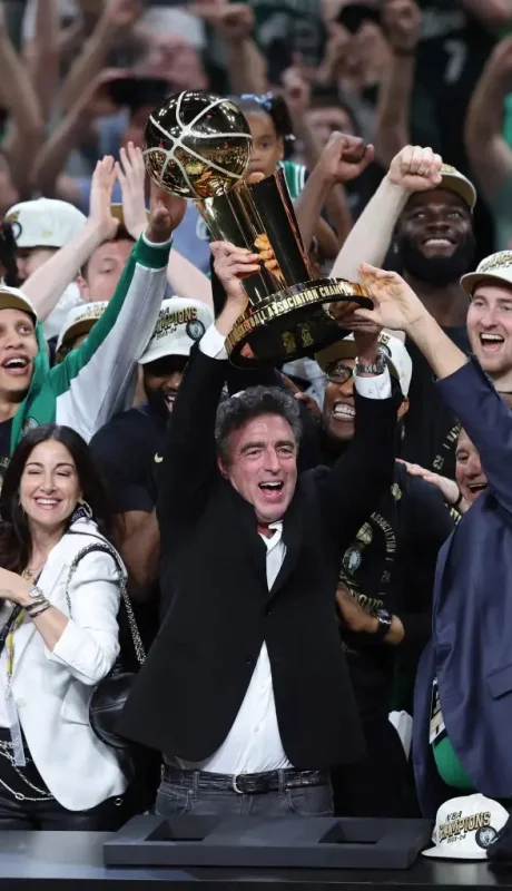 Wyc Grousbeck, uno de los dueños de los Celtics, luego de ganar el anillo nº 18.