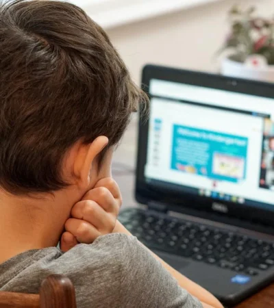 Una medida para restringir el acceso de menores de 18 años