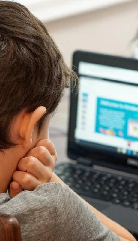 Una medida para restringir el acceso de menores de 18 años