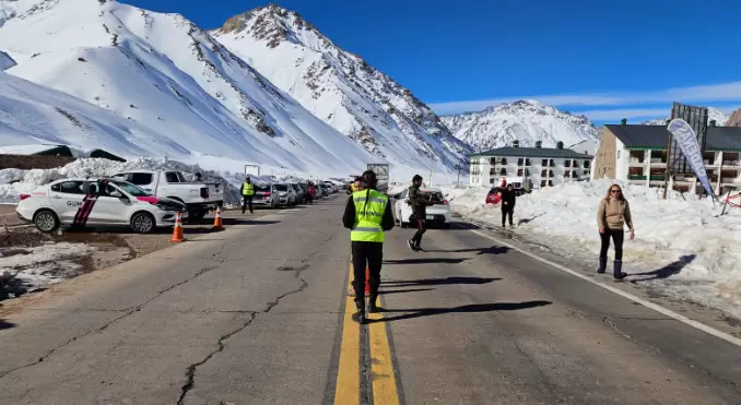 El paso a Chile por Mendoza fue reabierto luego de más de dos semanas de espera gracias a que se despejól el cielo en la alta montaña.