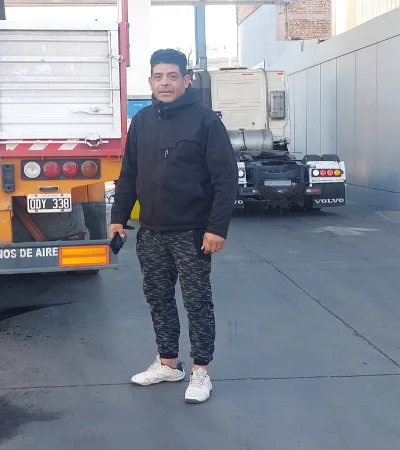 Camioneros acusan discriminación y caos en el paso a Chile