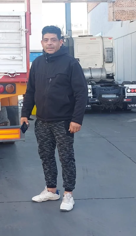 Camioneros acusan discriminación y caos en el paso a Chile