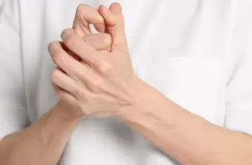 ¿Es peligroso tronarse los nudillos, el cuello o la espalda?