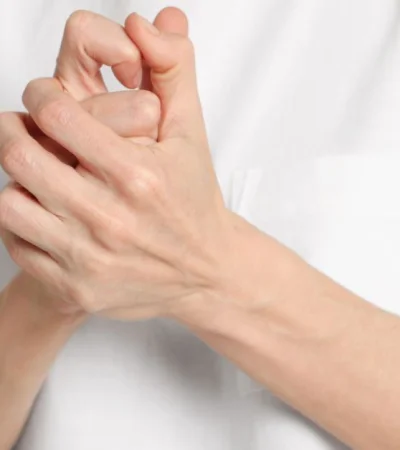 ¿Es peligroso tronarse los nudillos, el cuello o la espalda?