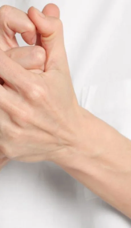 ¿Es peligroso tronarse los nudillos, el cuello o la espalda?