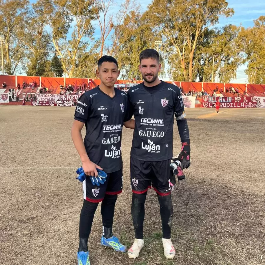 Tovar (a la derecha) solvente arquero de Luján Sport Club