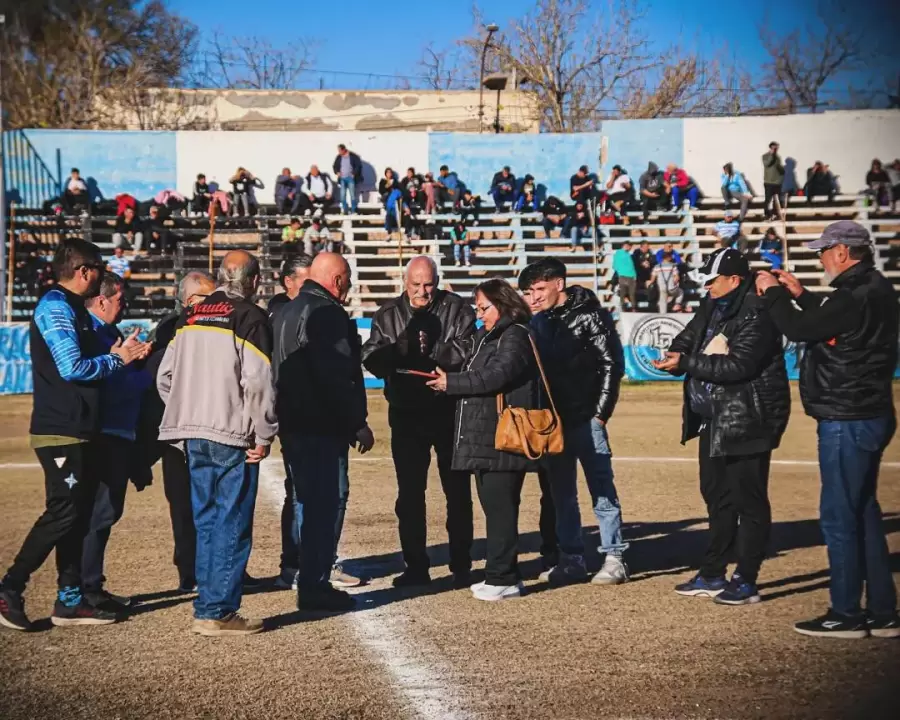 Cristina Villaro, esposa de Quique Lucero recibió la plaqueta en homenaje al histórico crack de Argentino.