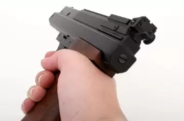 Estudiantes encontraron un arma en un descampado y la usaron para jugar