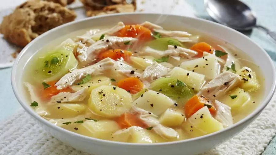 Sopa de pollo y verduras.