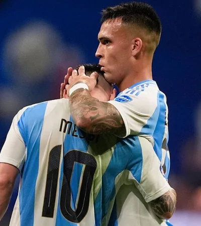 Lionel Messi y  Lautaro Martínez.