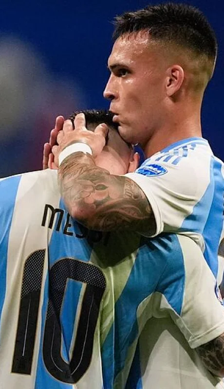 Lionel Messi y  Lautaro Martínez.