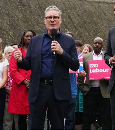 Keir Starmer, posible nuevo primer ministro, en el cierre de campaña laborista