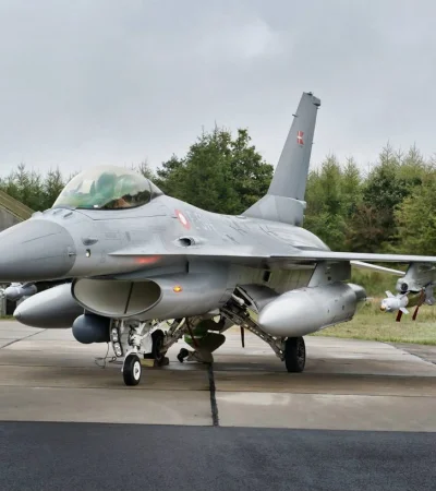 Uno de los 24 F-16 MLU adquiridos a Dinamarca