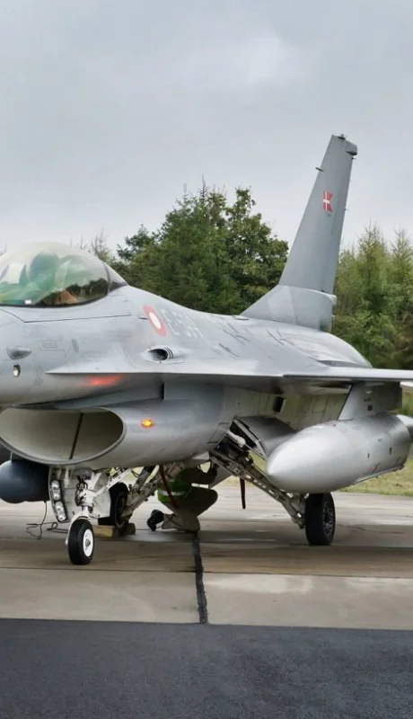 Uno de los 24 F-16 MLU adquiridos a Dinamarca